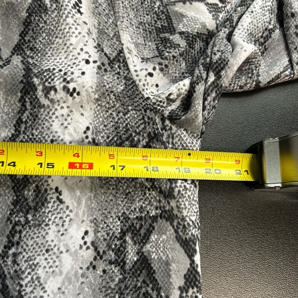 Jaclyn Smith Women’s Medium Animal Print Button Blouse Long Sleeve Altered - Picture 6 of 13